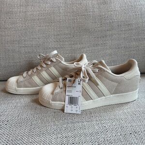 NWT Adidas Superstars women’s 8 / men’s 7